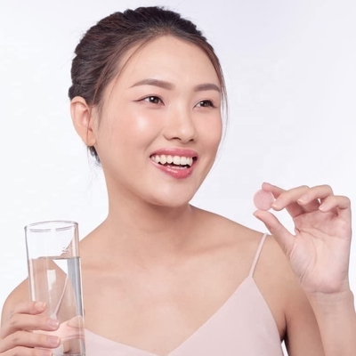 สกินไวท์เทนนิ่งยา OEM ฉลากส่วนตัวกลูตาไธโอนวิตามินซีเม็ดฟู่สำหรับอาหารต้านอนุมูลอิสระ